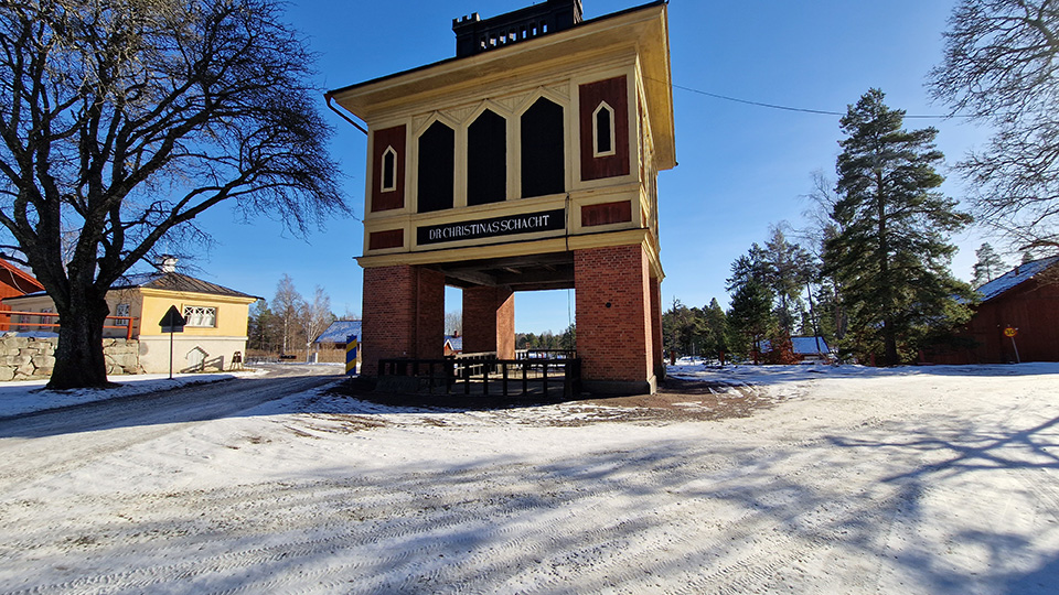 Foto på väg och byggnaden som heter Drottning Christinas schakt